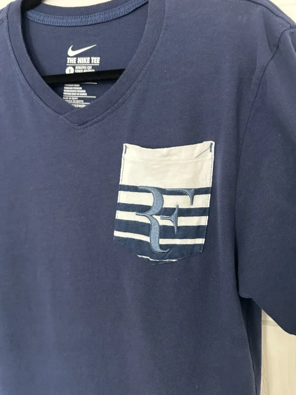 Nike RF Roger Federer Pocket T-Shirt Men’s Small Navy V-Neck Athletic Fit